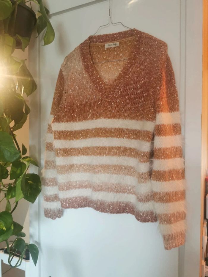 Pull rayé marron et blanc