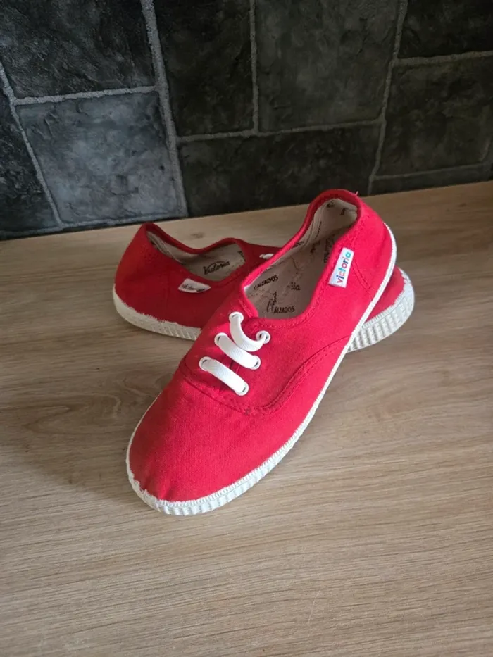 Chaussures Victoria Inglesa rouge pointure 32 comme neuves - photo numéro 2
