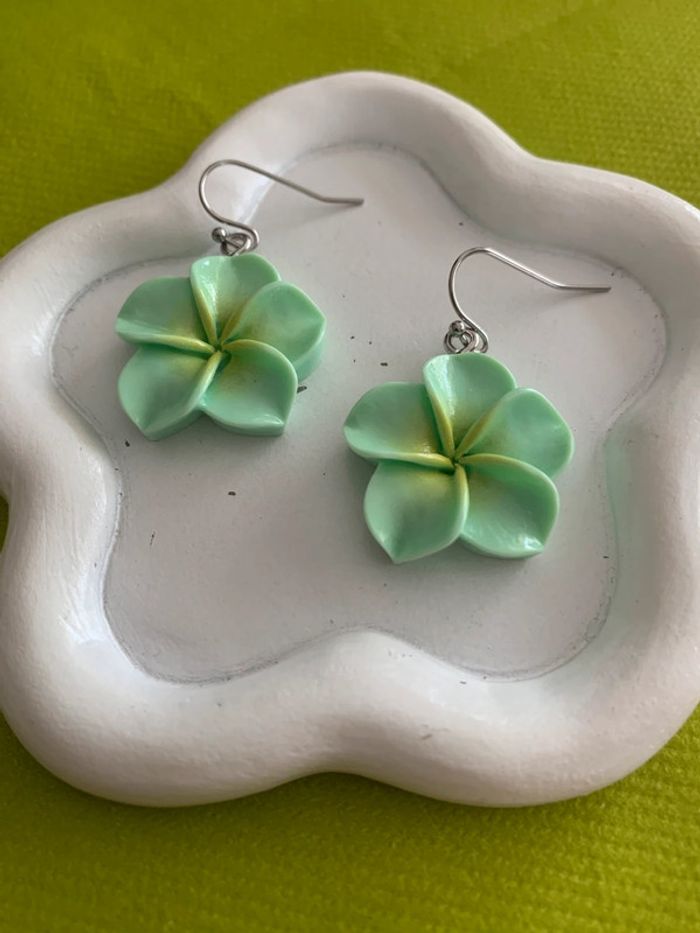 Boucles d’oreilles fleur d’hibiscus verte en résine - photo numéro 3