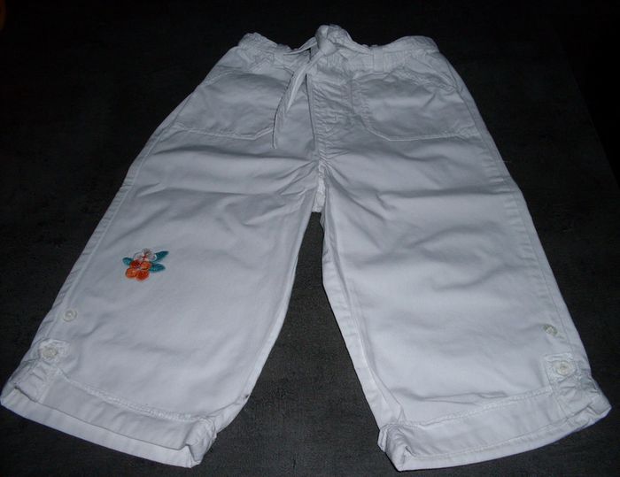 pantalon blanc tape à l'oeil 18 mois en très bon état
