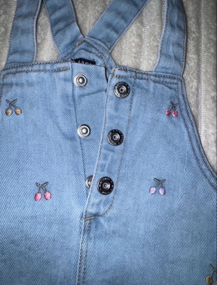 Robe en jean - cerises - Kiabi - 6 mois - Excellent état/comme neuf - photo numéro 3