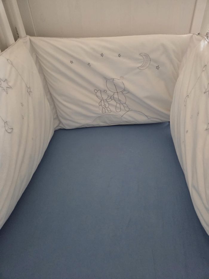 Lit bébé + tour de lit + draps housse ×2 + matelas - photo numéro 2