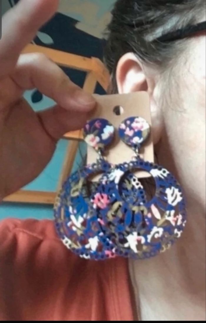 Boucles d’oreilles NEUVES avec étiquette pour femme forme ronde couleur violet foncé - photo numéro 3