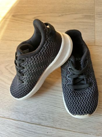 Basket Adidas T22 noir et blanche