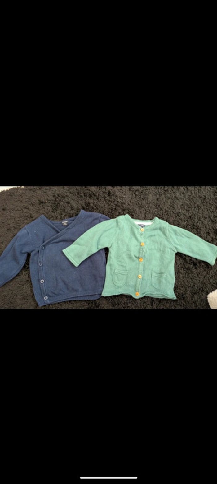 Lot deux gilet Kiabi 3 mois vert bleu