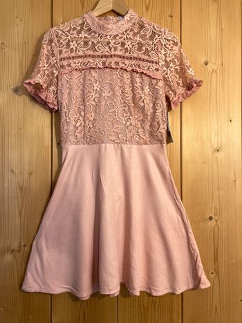 Robe dentelle rose poudré neuve