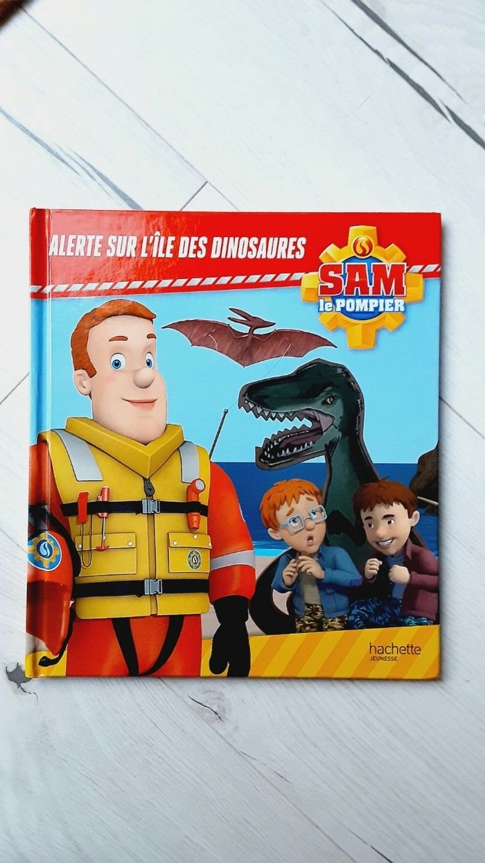 Livre Sam le pompier,  Alerte sur l'île des dinosaures