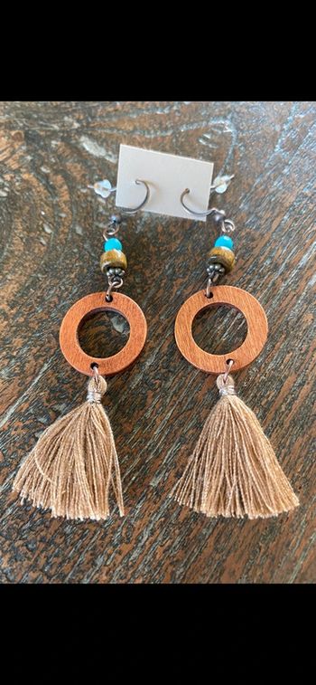 Magnifique paire de boucles d’oreilles avec perles, pompons et bois