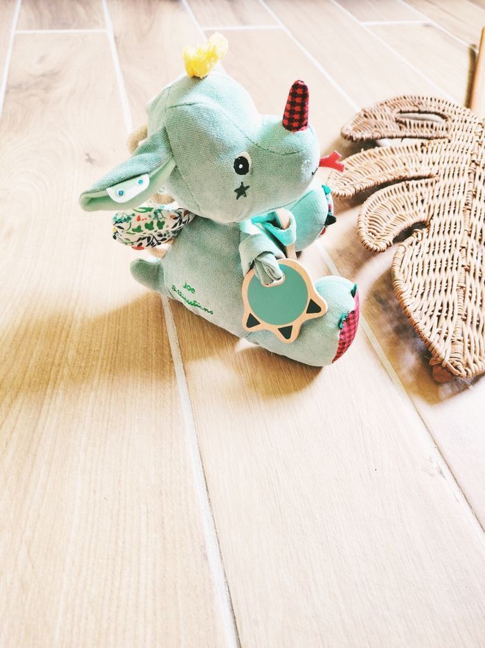 🐉Jouet d'éveil sensoriel - Peluche doudou multi activités Joe Le Dragon - marque Lilliputiens - photo numéro 2