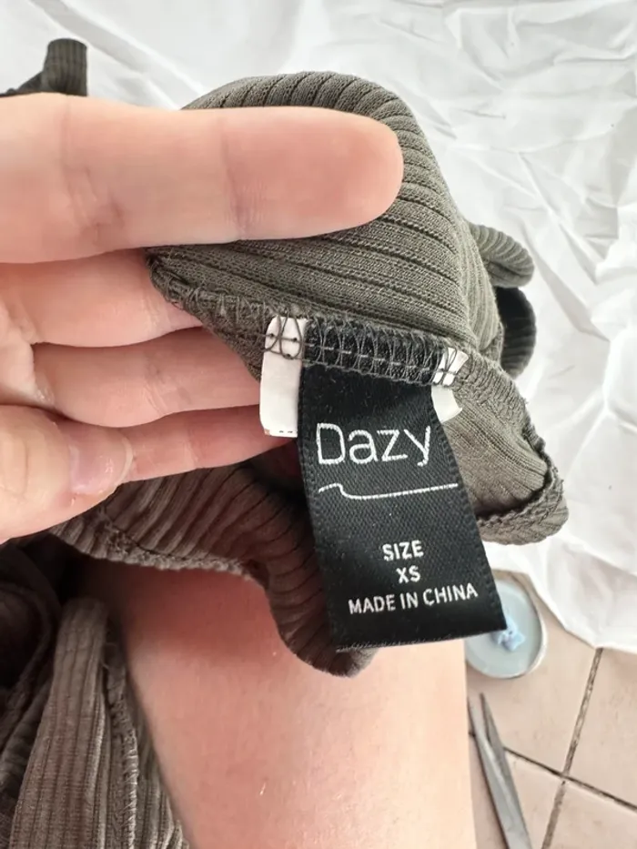Haut épaule dénudée kaki Shein - photo numéro 5