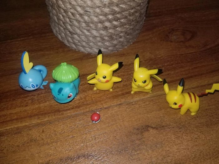 Lot de petites figurines Pokémon pikachu larméléon bulbizarre - photo numéro 2