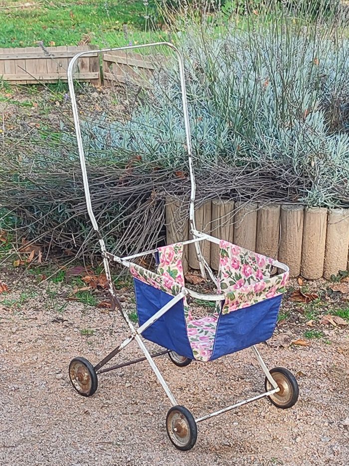 Petite poussette de poupée