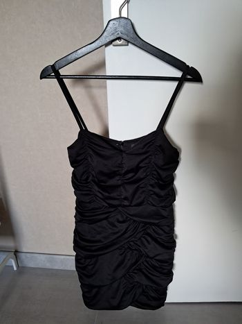 Robe noir à fines bretelles