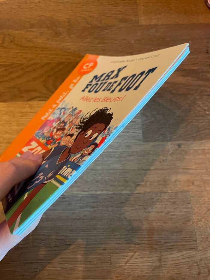 Livre Petit à petit je lis Max fou de foot Allez les bleues ! CP Niveau 2 - photo numéro 4