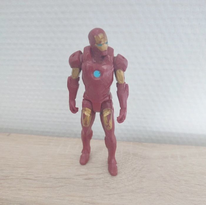 Petite figurine iron man