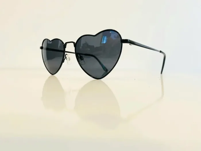 Lunette de soleil femme cœur noire UV protection catégorie 3