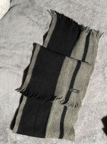 Écharpe grise et noir Hugo bosse