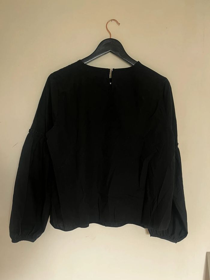 Blouse noire brodée avec des fleurs - photo numéro 4