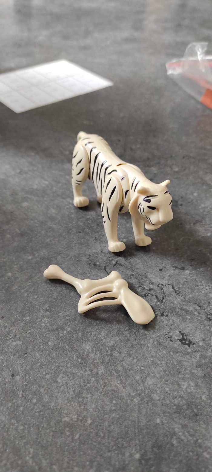 (D1) Playmobil tigre blanc avec os