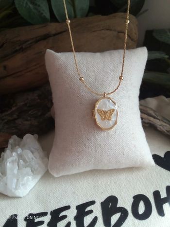 Collier médaillon ouvrable avec nacre et papillon doré