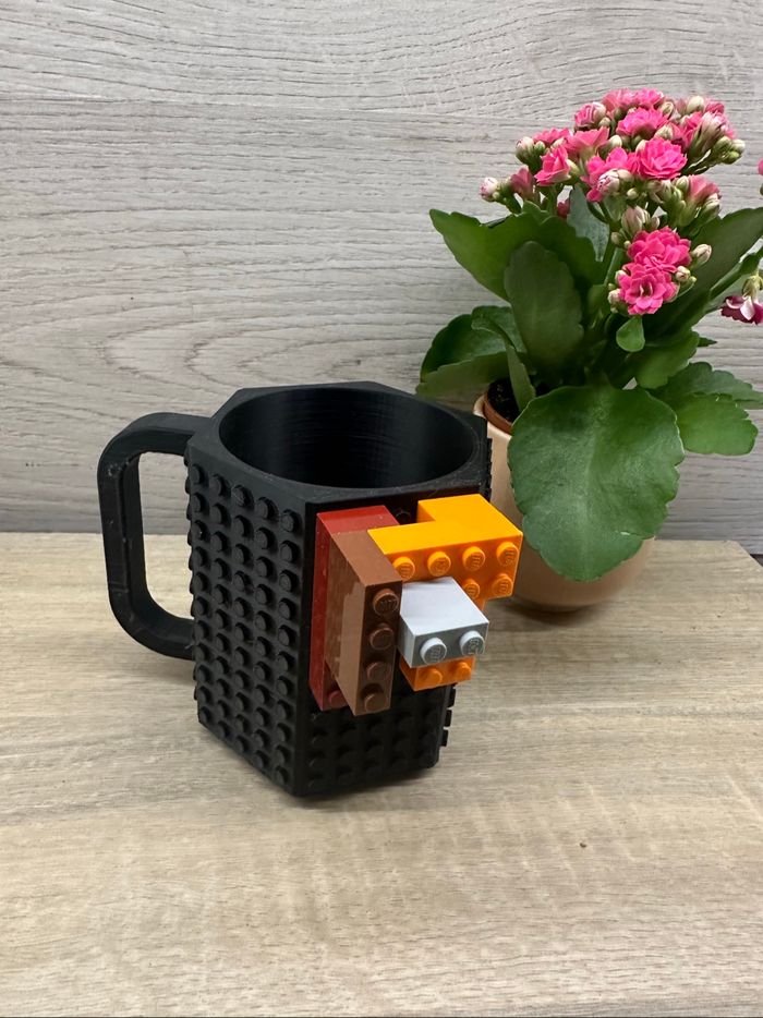 Porte canette  ou pot à crayon lego - photo numéro 2