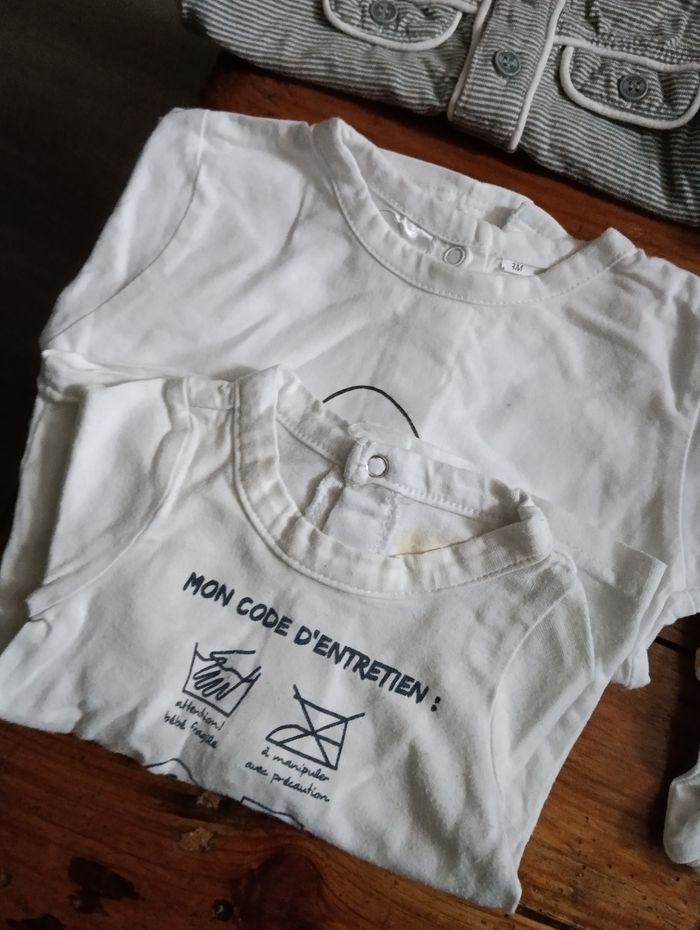 2 polos, 5 tee-shirts manches courtes,  2 tee-shirts avec pressions à l'arrière - photo numéro 4