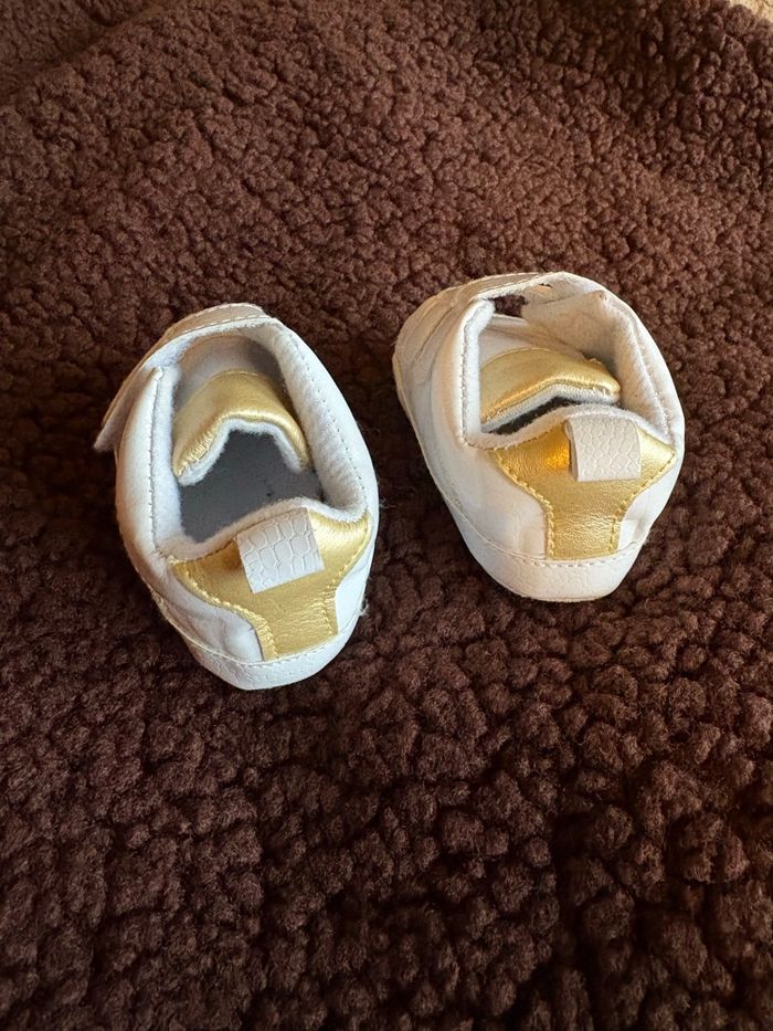 Baskets blanches à scratch - Taille 3/6 mois - photo numéro 4