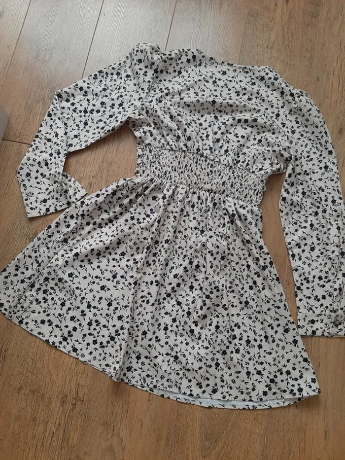 Robe à motif petites fleurs cintrée - photo numéro 2