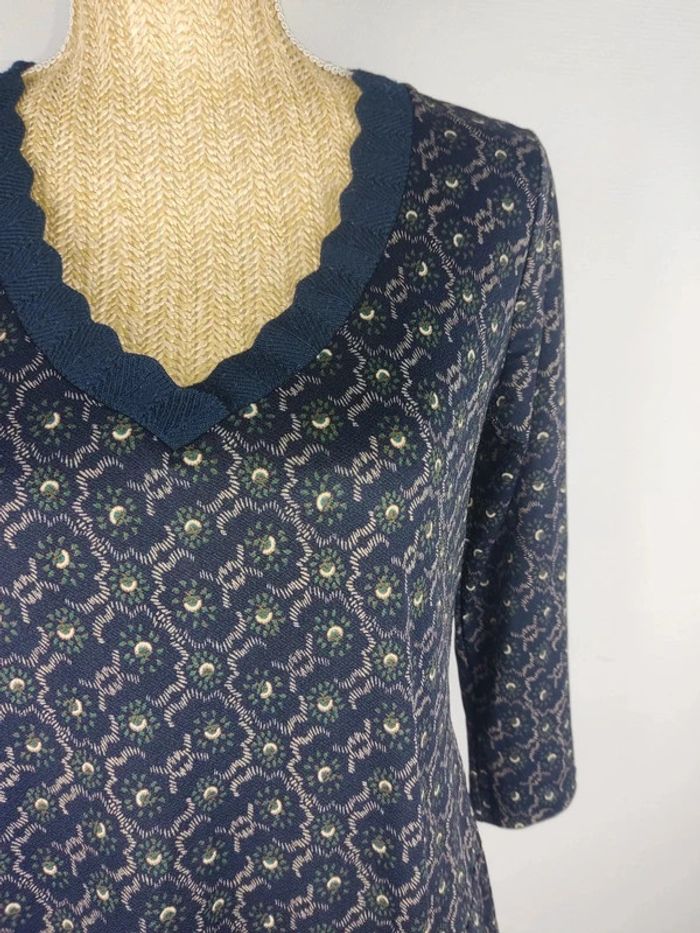 Blouse manches 3/4 motif graphiques sur fond bleu nuit taille 36 Riu - photo numéro 4