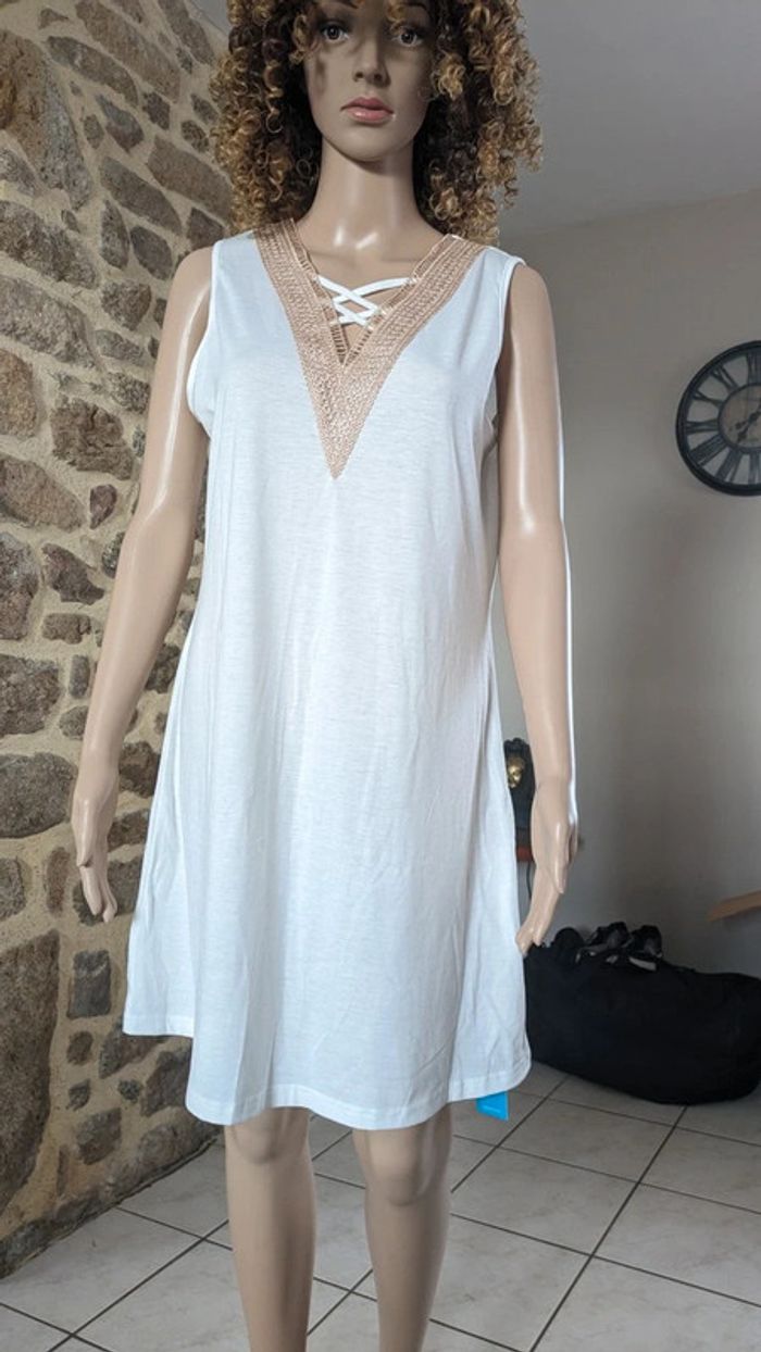 Robe Mini col en V nid d'abeille blanche 
T.M/42 jamais porté - photo numéro 6