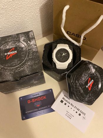 Montre G Shock blanche noire
