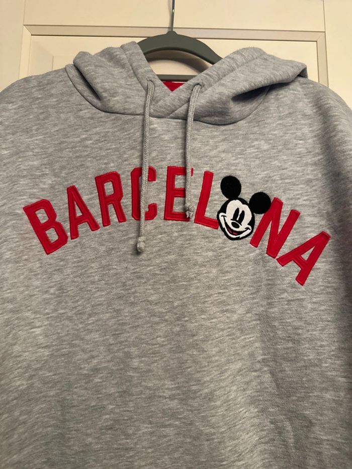 Pull à capuche Mickey Barcelona - photo numéro 2