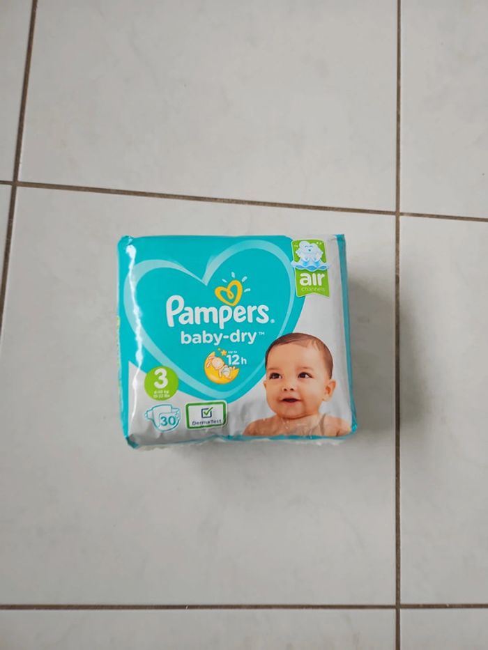 Paquet de 30 couches taille 3 Pampers Neuf