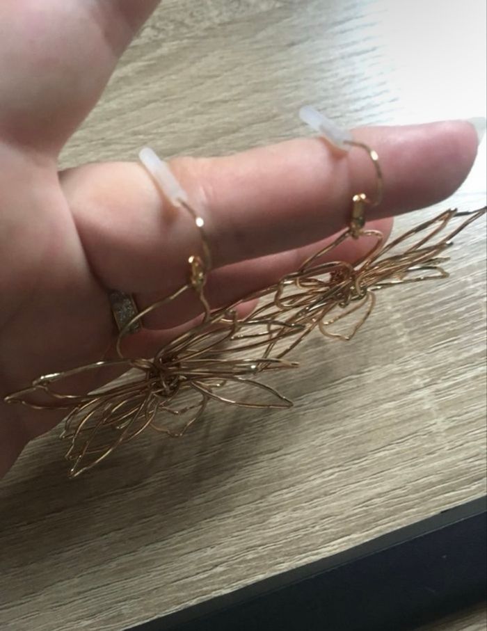 Boucles d’oreilles pendantes NEUVES pour femme forme de fleurs 🌼 couleur doré - photo numéro 7