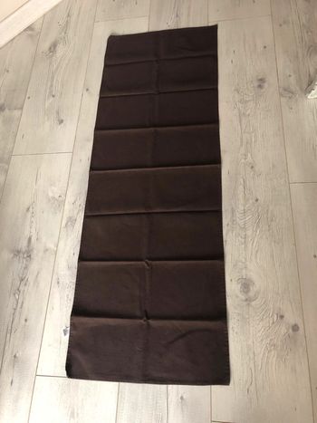 Très joli chemin de table marron foncé