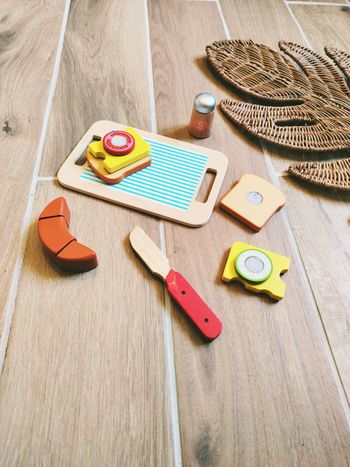 🥪Dinette création de sandwichs avec plateau et divers aliments en bois