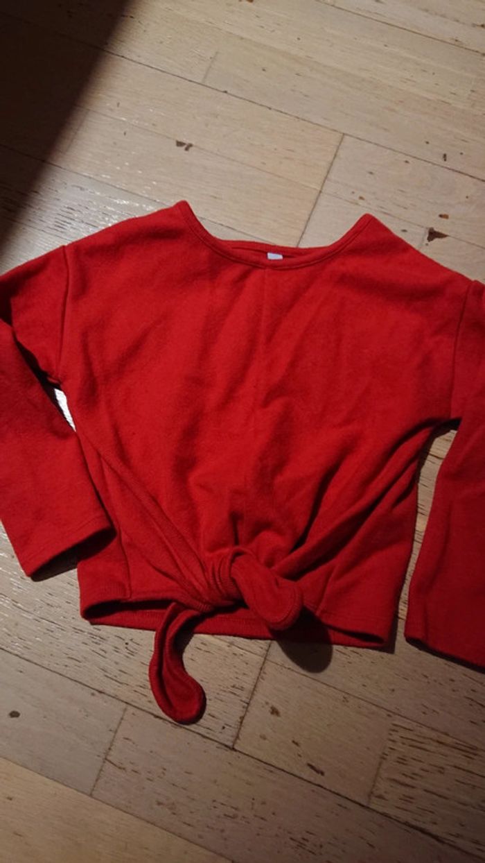 Pull rouge avec noeud