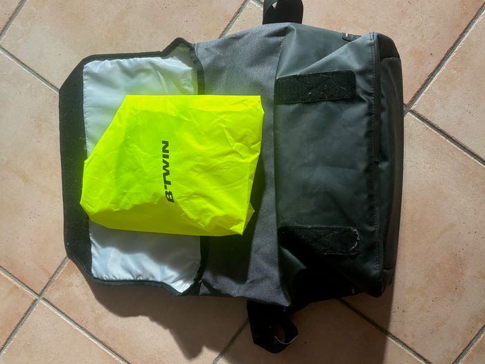 sacoche vélo BTWIN décahtlon avec sa housse pluie - photo numéro 3