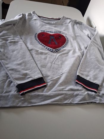 Sweat gris clair  avec cœur en bouclette