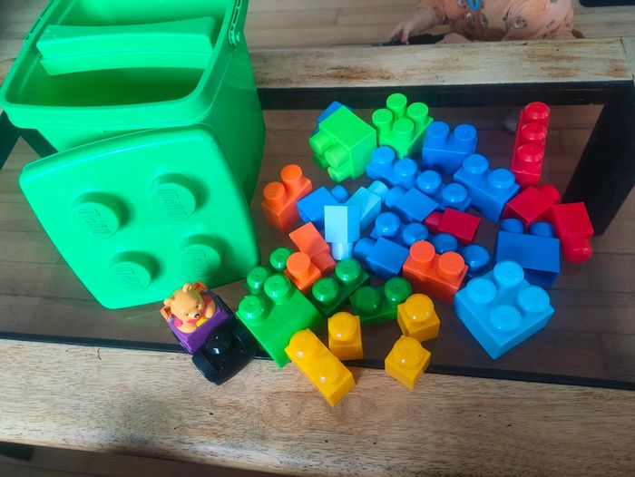 Seau plein de Blocs de constructions - photo numéro 3