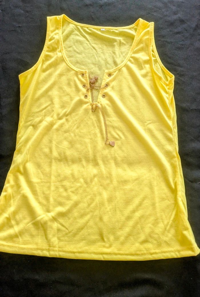 Jolie débardeur jaune avec chaînette coeur taille L jamais porté - photo numéro 6