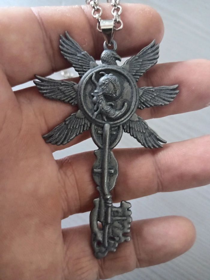 Collier clé resident evil 8
