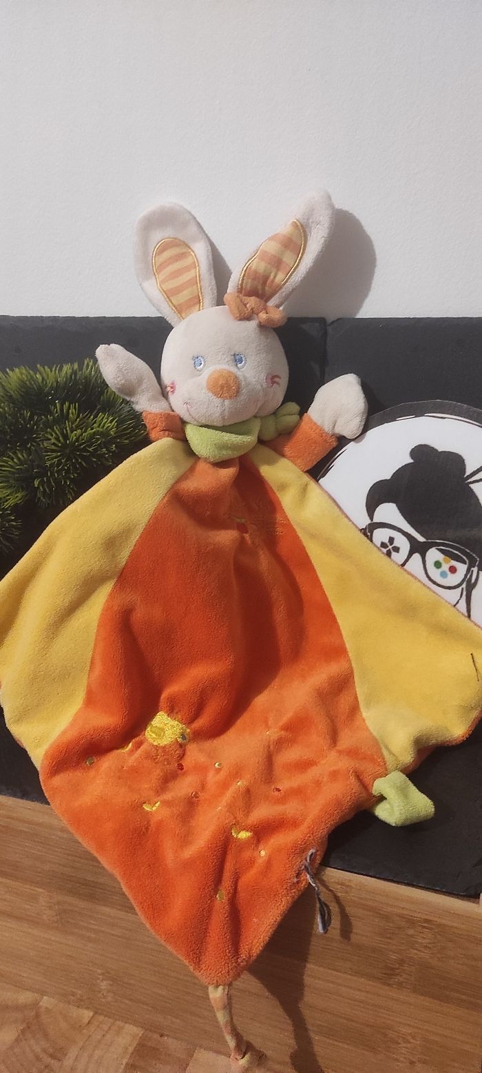 Lapin mots d enfants doudou plat jaune orange vert bandana oiseau poussin Rayé