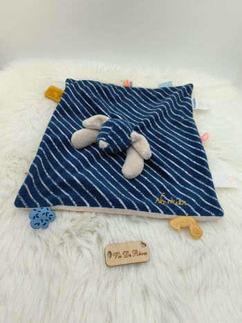 Doudou plat chien Aston Tidou Noukie's bleu marine rayé