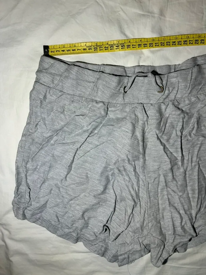 Short gris in extenso - photo numéro 3