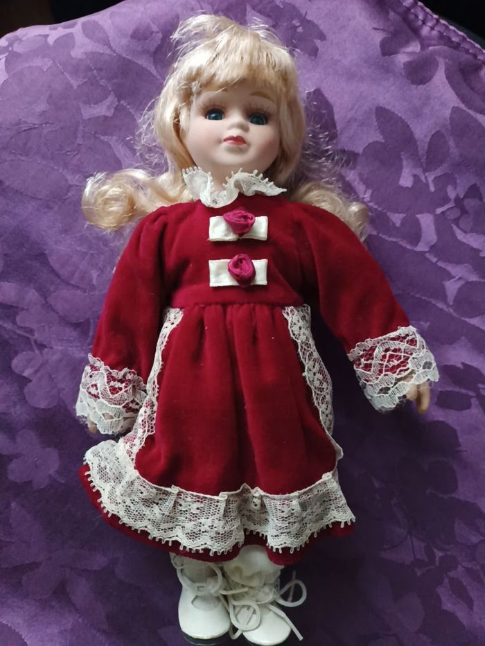 Poupée porcelaine