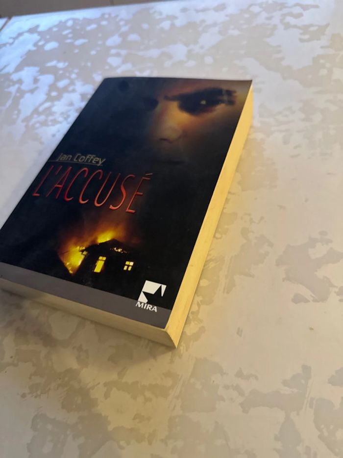 Livre l’accusé - jan coffey - photo numéro 2
