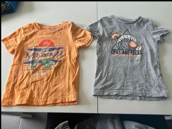 Deux tes shirts taille 3-4 ans