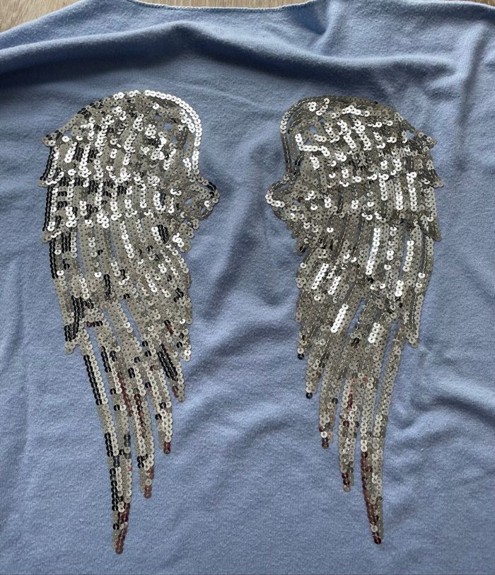 Pull  bleu ciel  manque aucuns strass sur les ailes manches 3/4  neuf - photo numéro 2