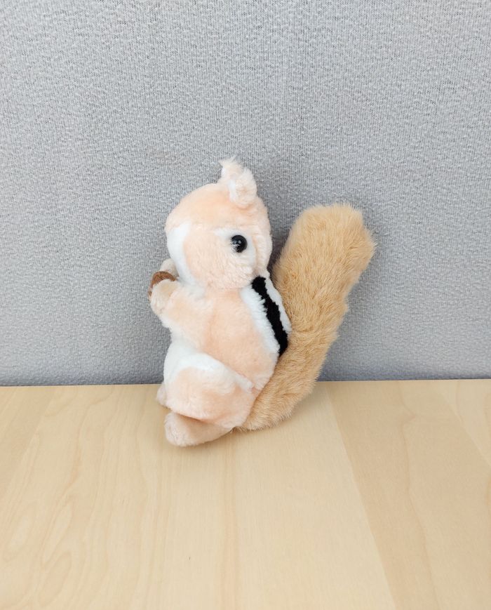 Peluche doudou écureuil et sa noisette beige blanc noir 17 cm TBE - photo numéro 2